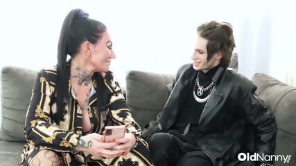 Inked Mature With Big Tits Gives Emo Stud